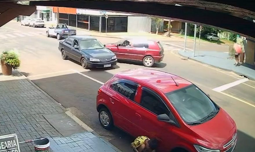 Vídeo mostra colisão entre carros no Bairro Santa Cruz