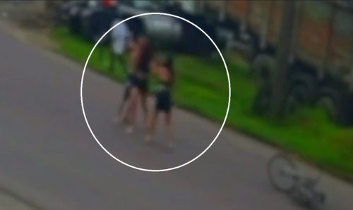 Câmera flagra jovem de 16 anos tentando matar adolescente de 14 Câmera flagra jovem de 16 anos tentando matar adolescente de 14