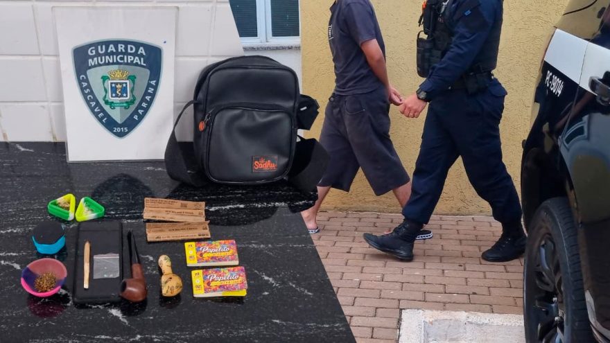 Rapaz é detido com drogas na Praça da Bíblia