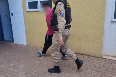 PM prende homem ameaçando a própria mãe de morte no Cascavel Velho PM prende homem ameaçando a própria mãe de morte no Cascavel Velho