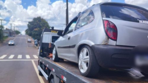 Celta rebaixado e com pneu careca é retirado das ruas pela Polícia Militar Celta rebaixado e com pneu careca é retirado das ruas pela Polícia Militar