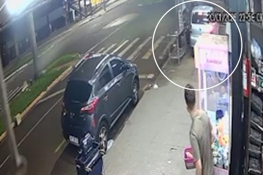 Vídeo: Motorista sobe em calçada, furta espeto de churrasqueira e foge Vídeo: Motorista sobe em calçada, furta espeto de churrasqueira e foge