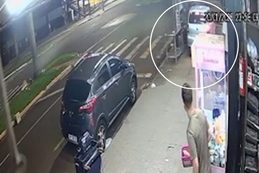 Vídeo: Motorista sobe em calçada, furta espeto de churrasqueira e foge