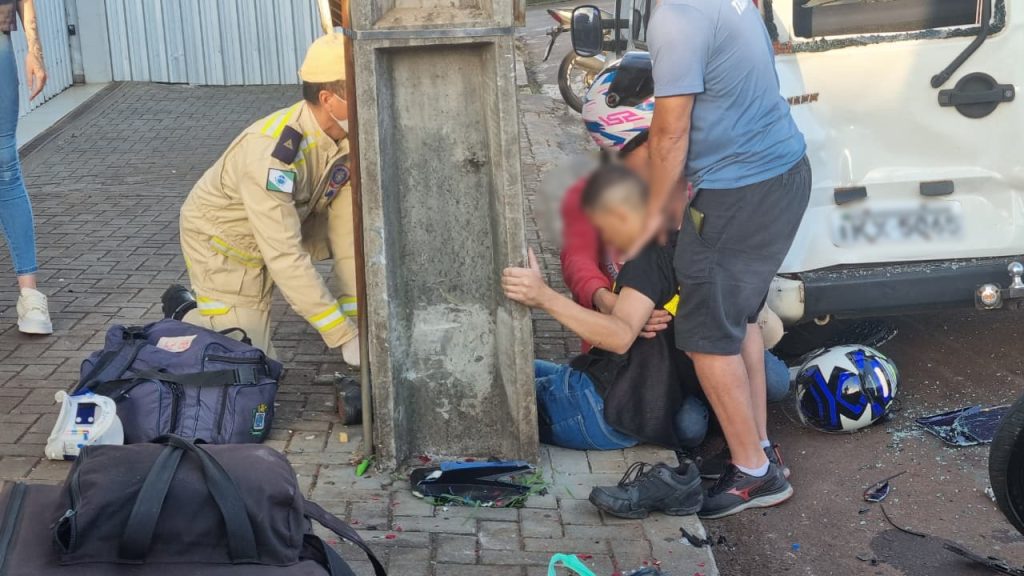 Motociclista sofre fratura exposta em forte batida no Centro