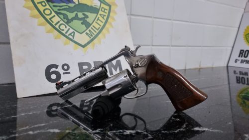 Choque flagra homem com revólver escondido em moto em Cascavel Choque flagra homem com revólver escondido em moto em Cascavel