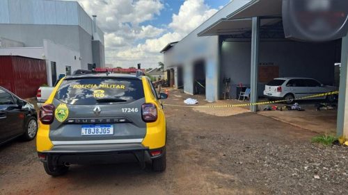 Dupla em moto invade oficina e executa homem a tiros em Pato Bragado Dupla em moto invade oficina e executa homem a tiros em Pato Bragado