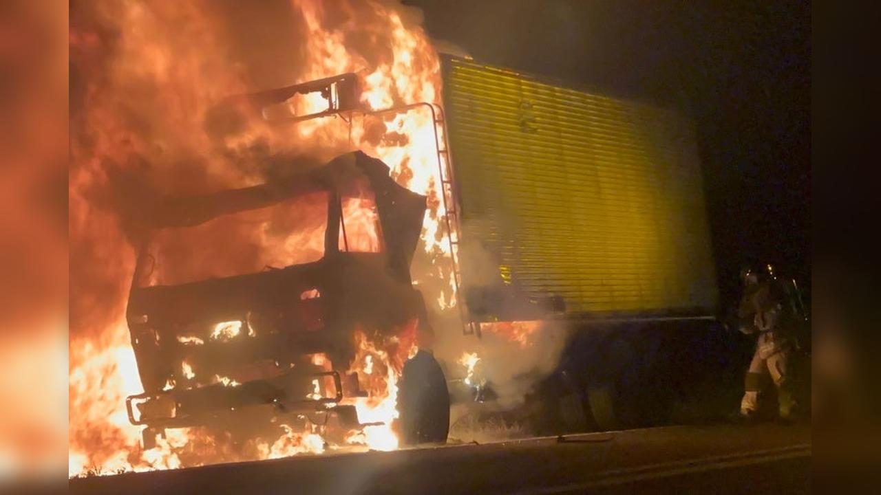 Caminhão pega fogo na PR-482 e cabine vira cinzas em Umuarama