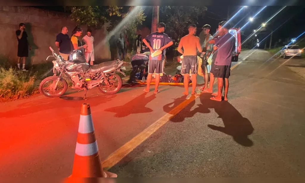 A caminho do futebol, dupla fica ferida após moto bater contra árvore e poste A caminho do futebol, dupla fica ferida após moto bater contra árvore e poste