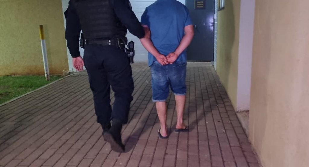 Homem é detido acusado de agredir a companheira no Conjunto Riviera Homem é detido acusado de agredir a companheira no Conjunto Riviera