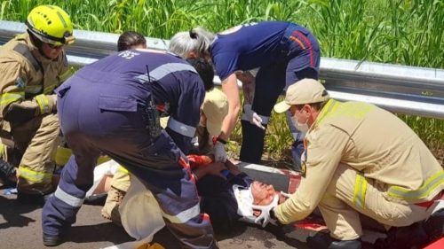 Acidente entre carro e moto deixa motociclista ferido na Perimetral Leste Acidente entre carro e moto deixa motociclista ferido na Perimetral Leste