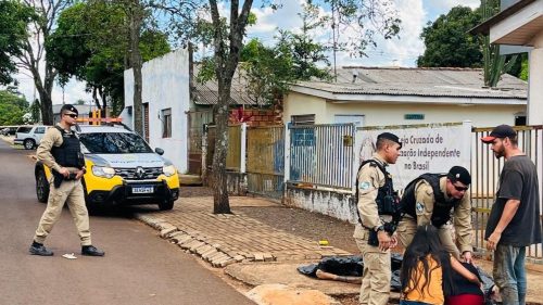 Homem é morto a tiros em frente a igreja no Jardim Dourado, em Foz do Iguaçu Imagem referente a Homem é morto a tiros em frente a igreja no Jardim Dourado, em Foz do Iguaçu