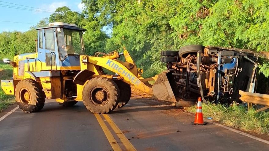 Caminhão tomba na ponte do Rio São Vicente e causa morte na PR-495