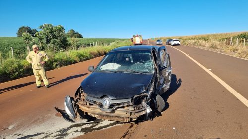 Forte colisão entre Clio e ônibus da Saúde de Assis Chateaubriand é registrada na Estrada Chaparral