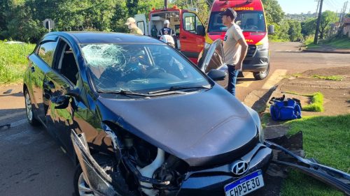 Duas pessoas ficam feridas após colisão entre carro e moto no Bairro Morumbi