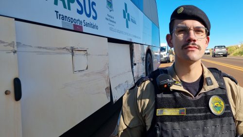 Ônibus da Prefeitura de Assis Chateaubriand que se envolveu em acidente estava com licenciamentos vencidos; Pagamento foi realizado no local