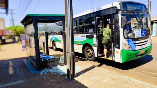 Vidraça de ponto de ônibus é quebrada no Santa Cruz e gera prejuízo aos cofres públicos