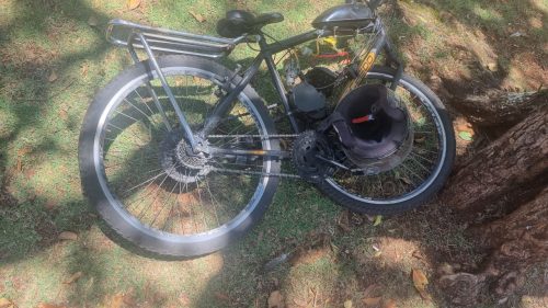 Deslocando para almoço, amigos sofrem queda de bicicleta e ficam feridos no Centro de Cascavel