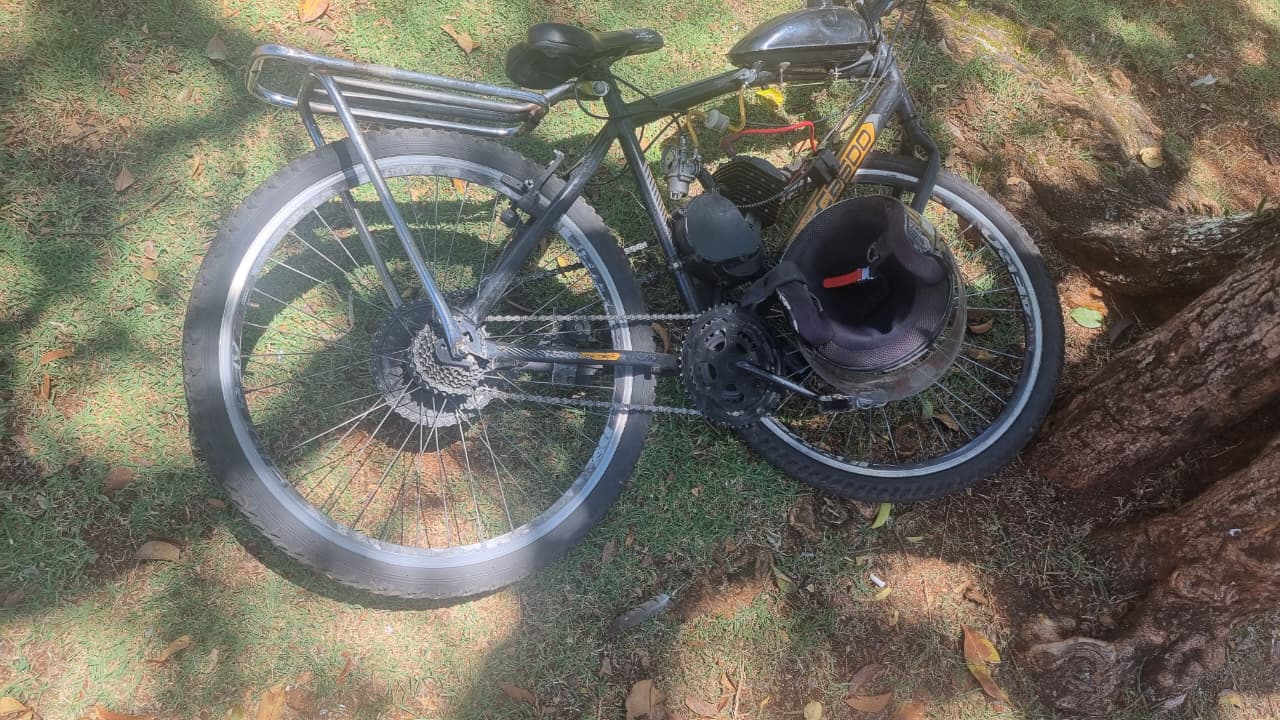 Deslocando para almoço, amigos sofrem queda de bicicleta e ficam feridos no Centro de Cascavel