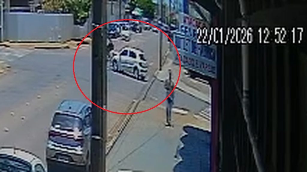 Câmera flagra acidente que deixou motociclista ferido no Bairro Alto Alegre