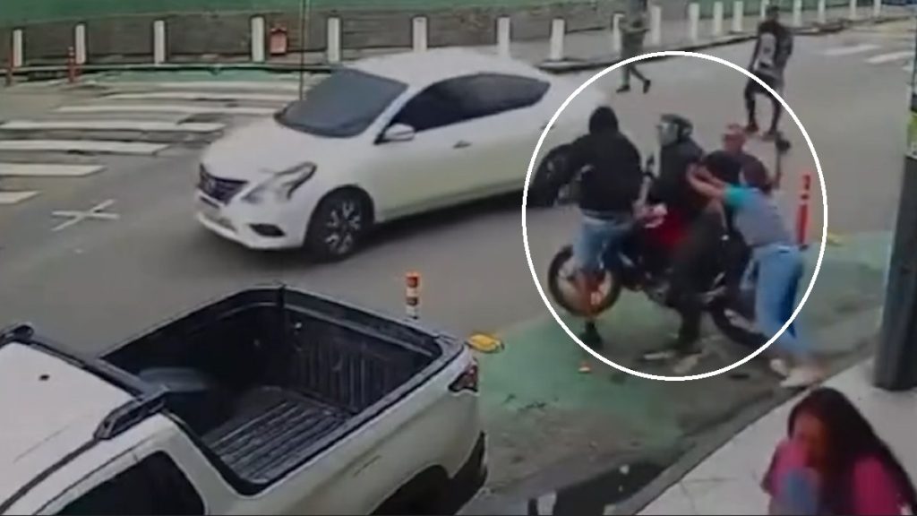 ‘Sessão de massagem’: Vídeo mostra assaltante sendo expulso por funcionários de loja e agredido por moradores ‘Sessão de massagem’: Vídeo mostra assaltante sendo expulso por funcionários de loja e agredido por moradores