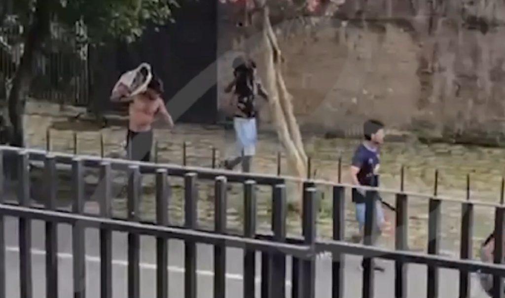Vídeos mostram inúmeros bandidos agindo à luz do dia em bairro de classe média Vídeos mostram inúmeros bandidos agindo à luz do dia em bairro de classe média