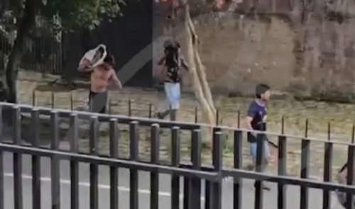 Vídeos mostram inúmeros bandidos agindo à luz do dia em bairro de classe média Vídeos mostram inúmeros bandidos agindo à luz do dia em bairro de classe média