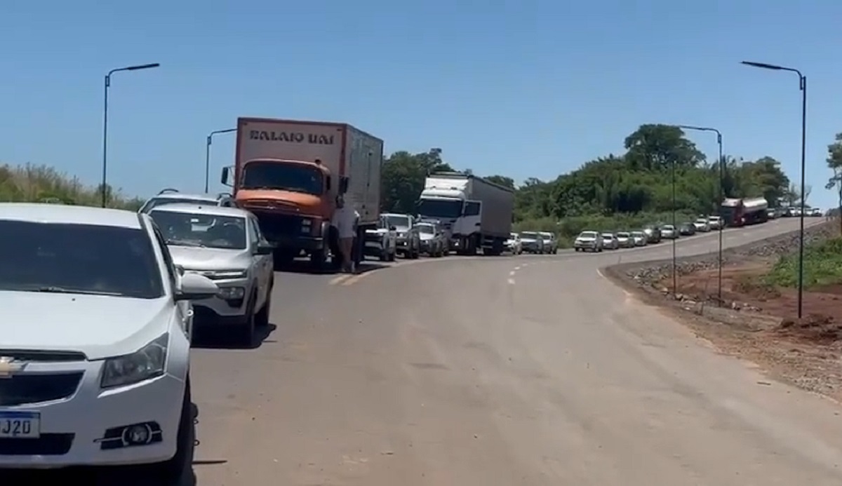 Apenas uma balsa: veja fila diária de até duas horas para travessia entre Francisco Alves e Terra Roxa