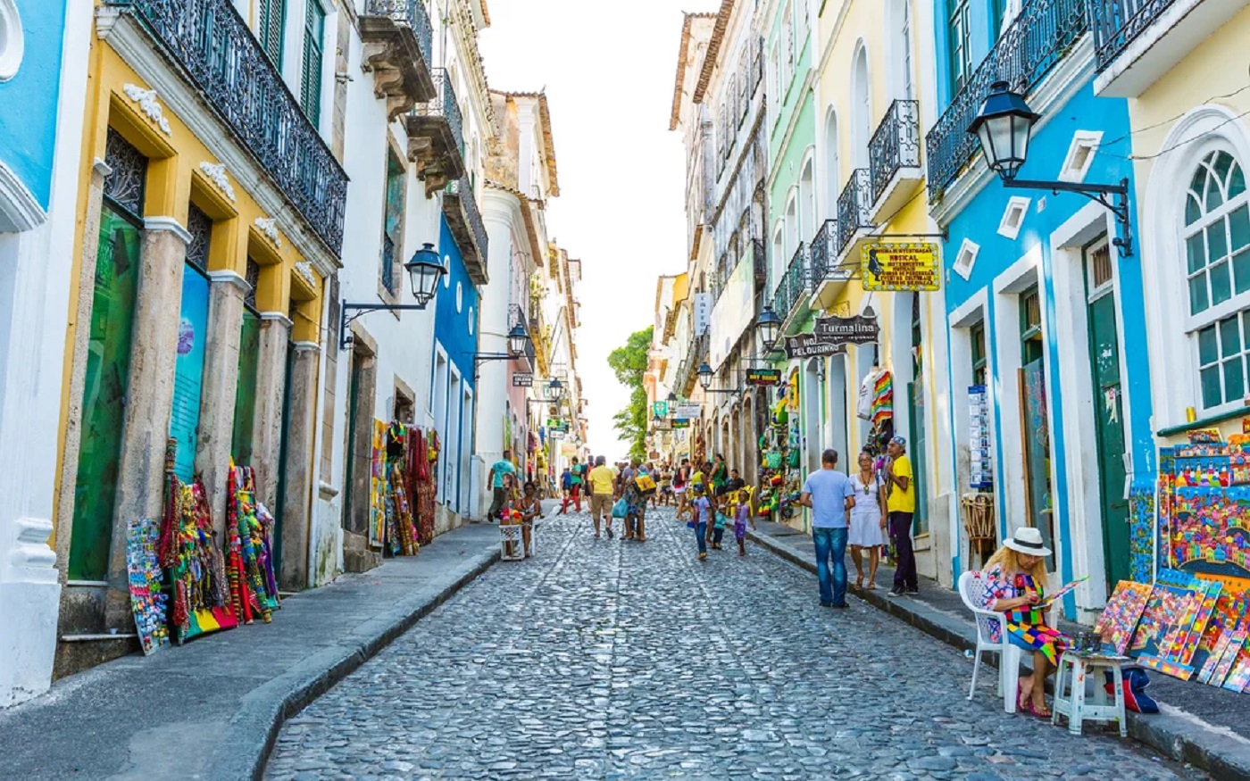 Turista gaúcha cospe em mulher negra e pede atendimento de delegado branco, na Bahia