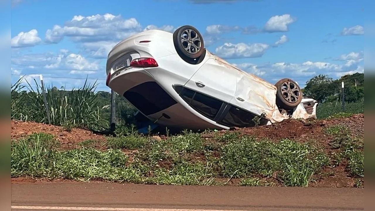 Carro capota entre Quinta do Sol e Fênix e deixa três feridos na rodovia