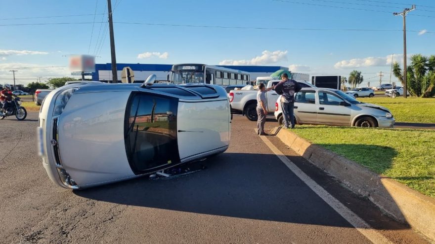 Palio tomba após colisão e deixa trânsito complicado no Trevo do Guarujá
