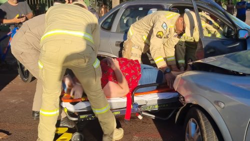 Forte batida entre Astra e Corsa deixa mulher ferida na Avenida Tito Muffato