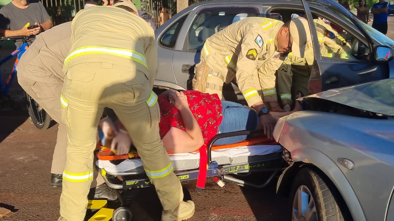 Forte batida entre Astra e Corsa deixa mulher ferida na Avenida Tito Muffato