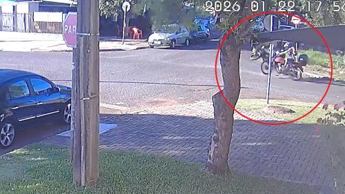 Câmera flagra colisão entre motos no bairro Santa Cruz