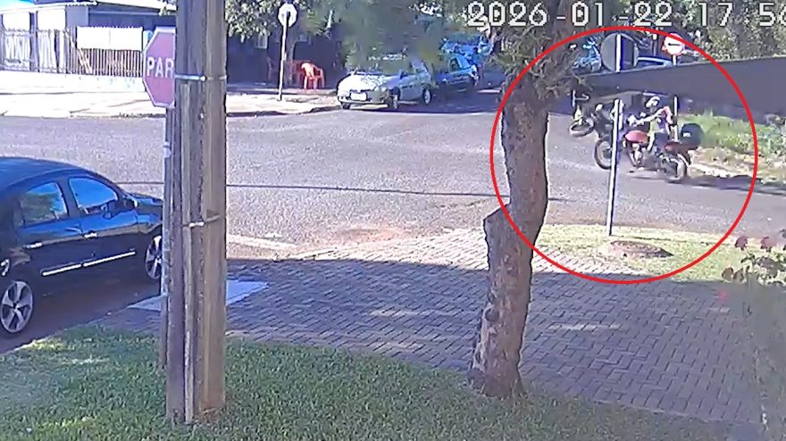 Câmera flagra colisão entre motos no bairro Santa Cruz