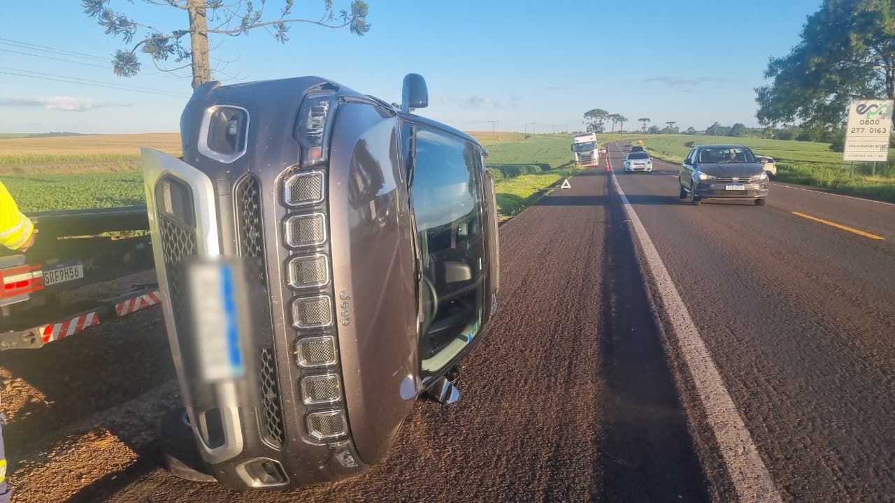 Jeep Compass cai em canaleta e tomba às margens da rodovia BR-277 em Cascavel