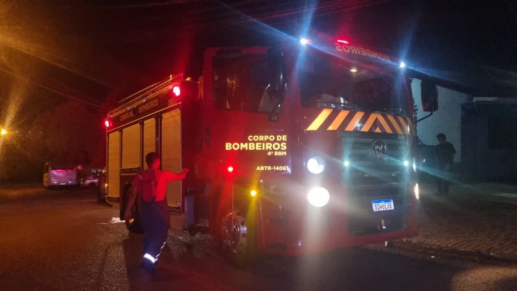 Curto em máquina de lavar mobiliza Bombeiros em residência no Brasmadeira Curto em máquina de lavar mobiliza Bombeiros em residência no Brasmadeira