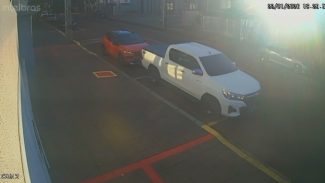 Câmeras flagram furto de caminhonete Hilux no Bairro Neva