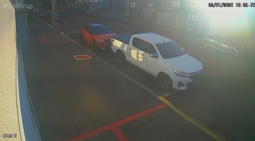 Câmeras flagram furto de caminhonete Hilux no Bairro Neva