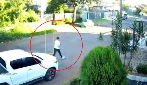 Imagens mostram ladrão abandonando Hilux pouco após o furto em Cascavel