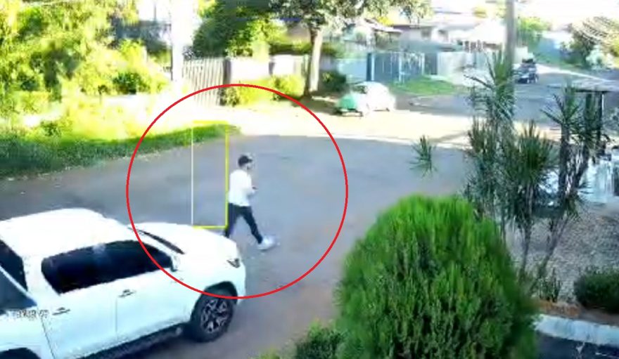 Imagens mostram ladrão abandonando Hilux pouco após o furto em Cascavel