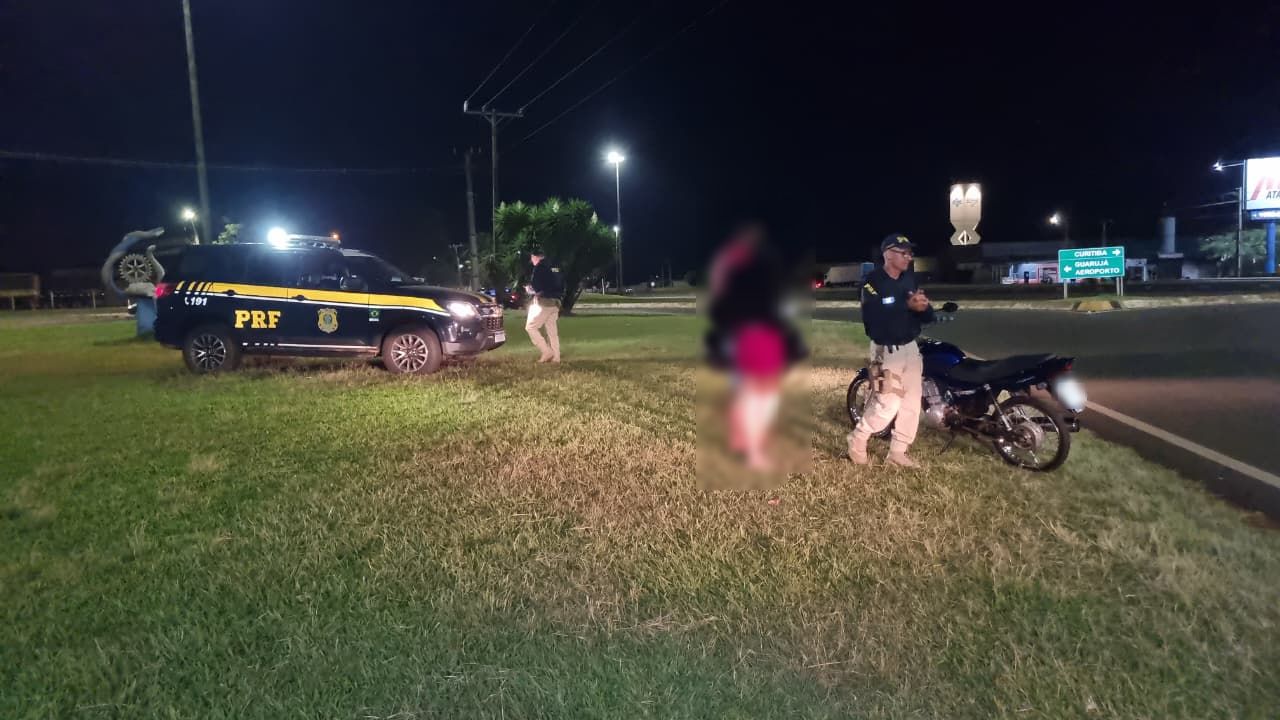 PRF intensifica fiscalização no Trevo do Guarujá; moto com R$ 7 mil em débitos é apreendida