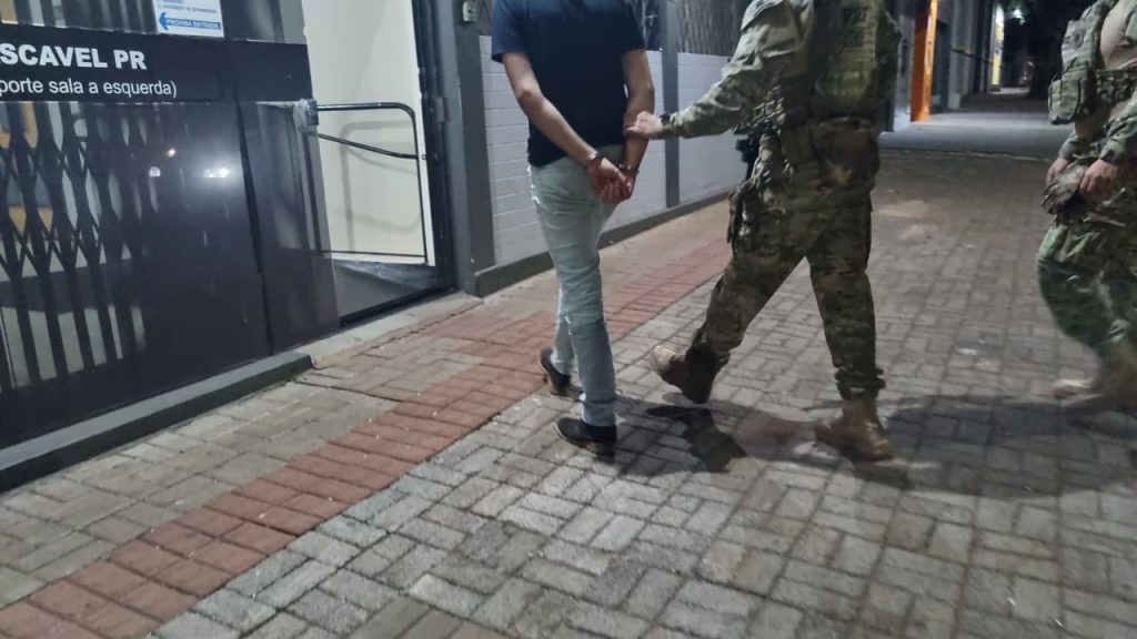 Apreensão de maconha: Motorista detido após perseguição na BR-277 é levado à Polícia Federal