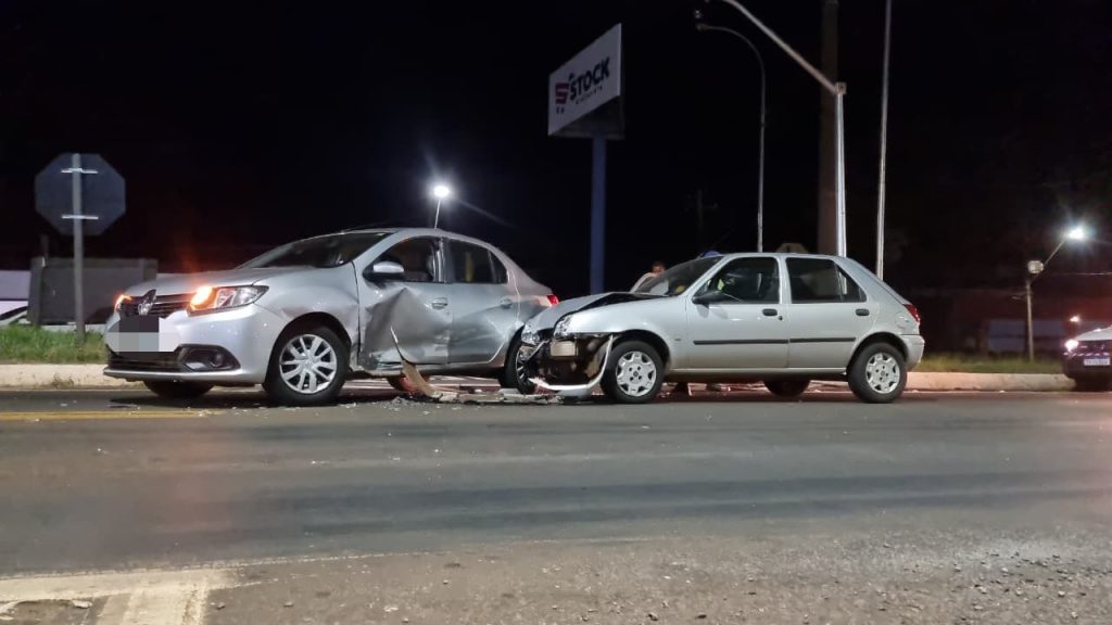 Logan e Fiesta se envolvem em colisão na BR-277, no Trevo da Portal