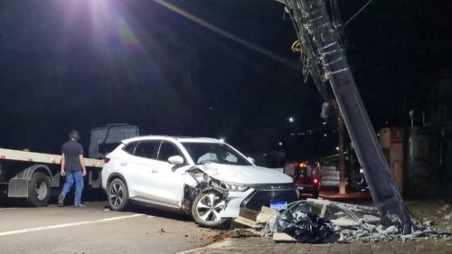 Motorista perde controle e bate em poste no Centro de Cascavel
