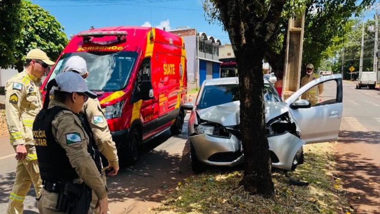 Condutor testa positivo para álcool após bater carro em árvore