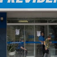 Imagem referente a Agências do INSS abrem para atendimento extra neste sábado e domingo