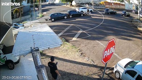 Engavetamento entre três carros e uma motocicleta é registrado no Centro de Cascavel