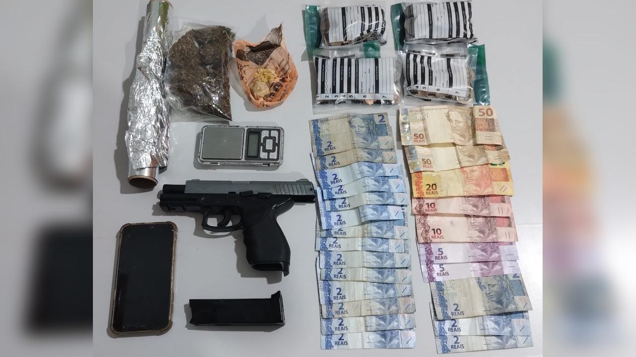 PCPR e PMPR apreendem drogas, simulacro de arma de fogo e dinheiro em Irati Imagem referente a PCPR e PMPR apreendem drogas, simulacro de arma de fogo e dinheiro em Irati
