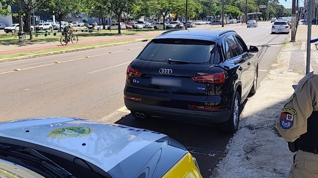 Audi Q3 com R$ 9 mil em multas é recolhido ao pátio do DETRAN