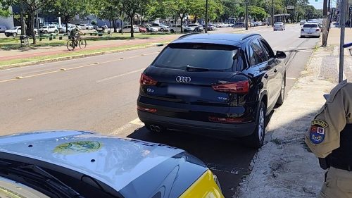Audi Q3 com R$ 9 mil em multas é recolhido ao pátio do DETRAN
